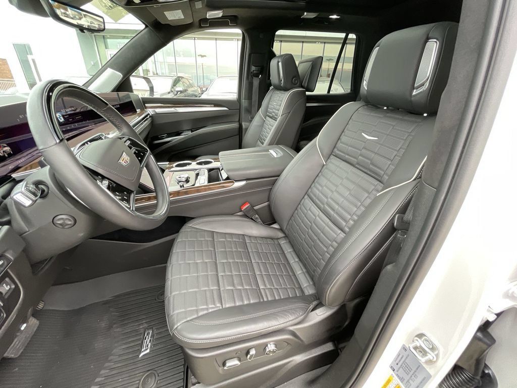 Used 2025 Cadillac Escalade Sport Platinum w/ LPO, ONYX Package AWD/4WD image 19