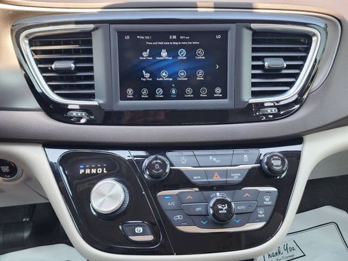 Used 2019 Chrysler Pacifica Touring-L FWD image 16