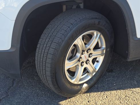 Used 2018 GMC Acadia SLE image 30