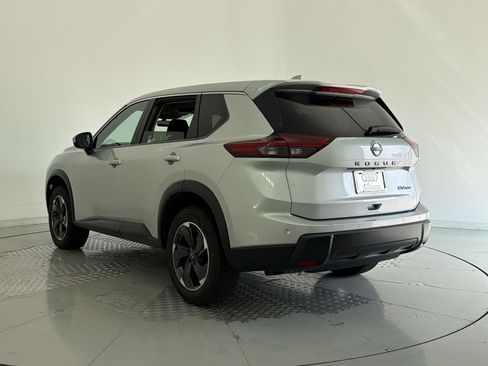 Used 2024 Nissan Rogue SV AWD/4WD image 3