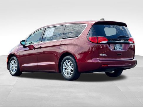 Used 2023 Chrysler Voyager LX FWD image 5