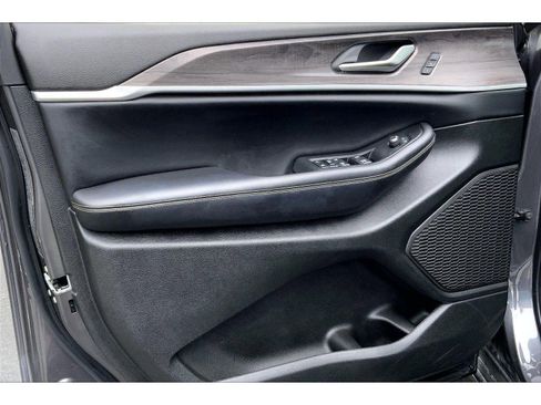 Used 2024 Jeep Grand Cherokee Limited w/ Black Appearance Package image 22