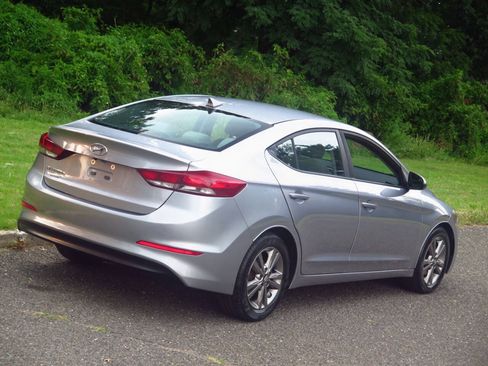 Used 2017 Hyundai Elantra SE FWD image 23