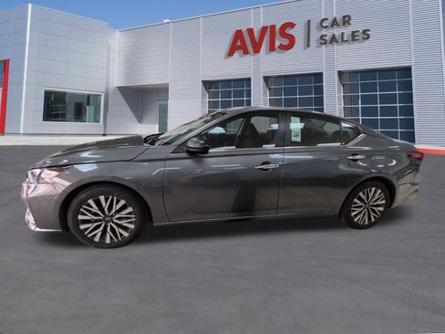 Used 2025 Nissan Altima 2.5 SV FWD image 10