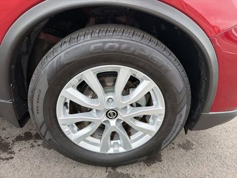 Used 2018 Nissan Rogue SV w/ Premium Package image 4