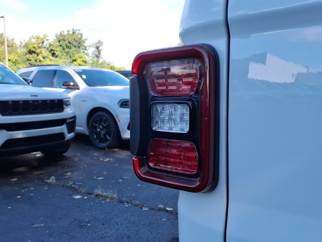 Certified 2025 Jeep Gladiator Sport w/ Premium Package AWD/4WD image 15