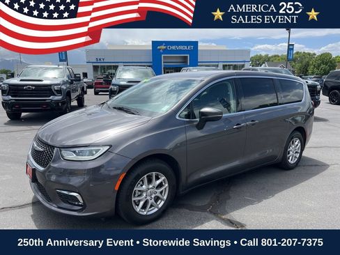 Used 2023 Chrysler Pacifica Touring-L FWD image 1