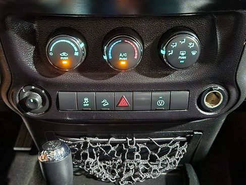 Used 2018 Jeep Wrangler Unlimited Sahara AWD/4WD image 38