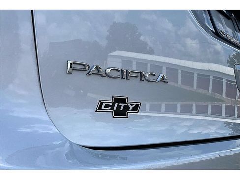 Used 2024 Chrysler Pacifica Touring-L FWD image 33