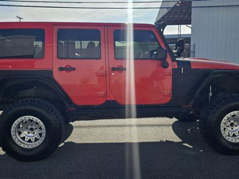 Used 2013 Jeep Wrangler Unlimited Sahara AWD/4WD image 4