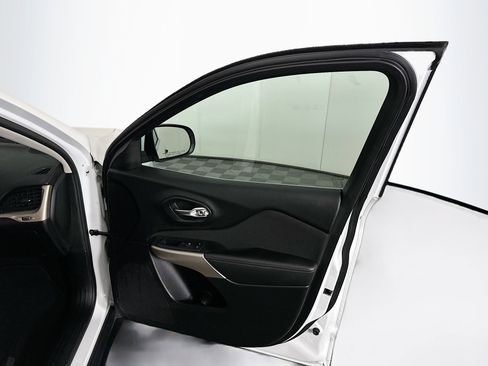 Used 2018 Jeep Cherokee Latitude FWD image 29