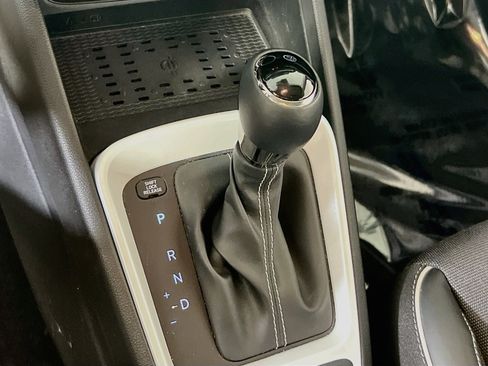 Used 2023 Hyundai Venue Limited FWD image 16