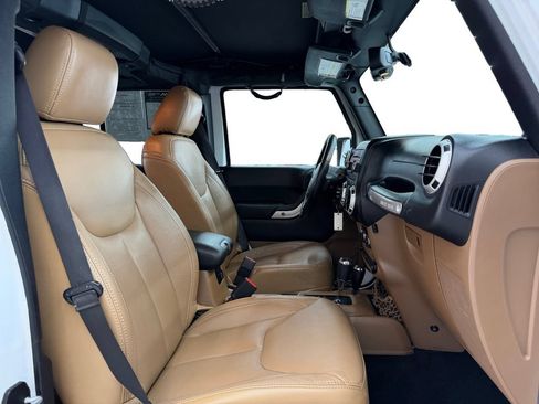 Used 2014 Jeep Wrangler Unlimited Sahara w/ Connectivity Group AWD/4WD image 17