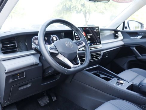 Certified 2025 Volkswagen Tiguan SE FWD image 8