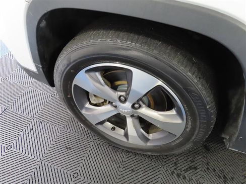 Used 2020 Jeep Cherokee Limited image 6