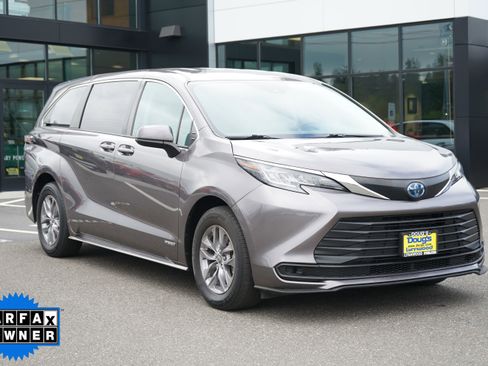 Used 2021 Toyota Sienna LE image 1