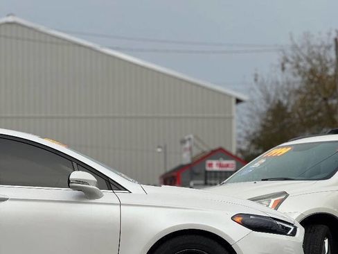 Used 2016 Ford Fusion SE image 18