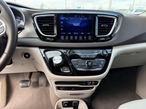 Used 2017 Chrysler Pacifica Touring-L Plus w/ Tire & Wheel Group image 20