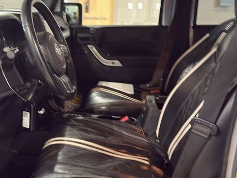 Used 2015 Jeep Wrangler Unlimited Sahara w/ Connectivity Group AWD/4WD image 3
