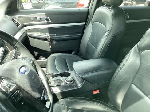 Used 2017 Ford Explorer XLT w/ Equipment Group 202A AWD/4WD image 16