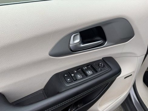 Used 2018 Chrysler Pacifica Limited image 13