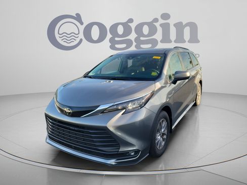 Used 2026 Toyota Sienna XLE FWD image 3