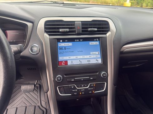 Used 2018 Ford Fusion SE w/ Fusion SE Technology Package FWD image 9