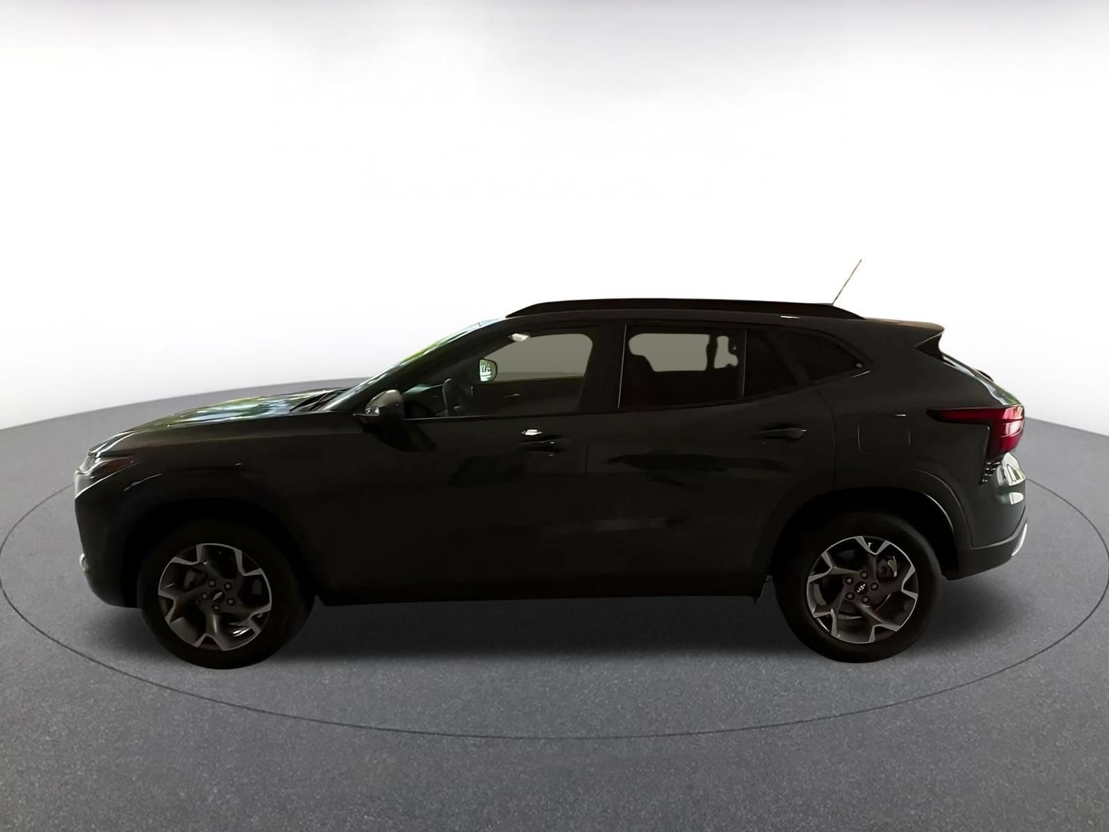 Used 2025 Chevrolet Trax LT w/ LT Convenience Package FWD image 8