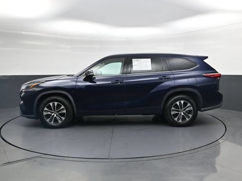 Used 2021 Toyota Highlander XLE FWD image 11