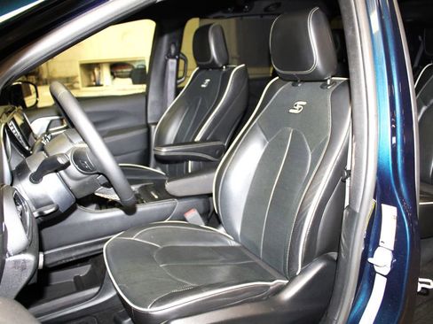 Used 2025 Chrysler Pacifica Limited image 28