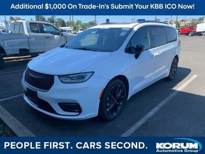 Used 2025 Chrysler Pacifica Limited