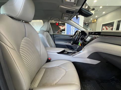 Used 2019 Toyota Camry SE FWD image 19
