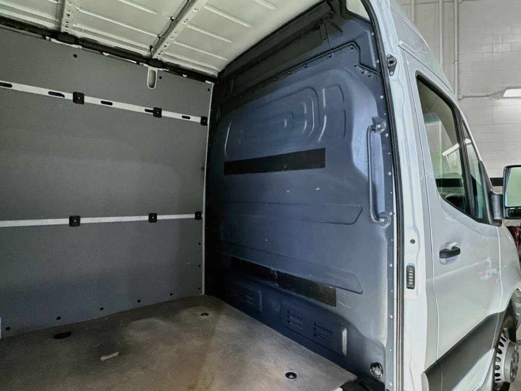 Used 2023 Mercedes-Benz Sprinter 4500 image 32