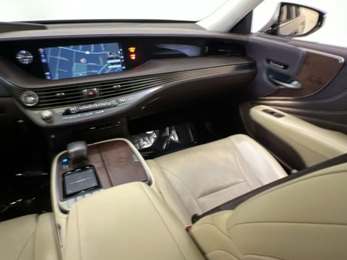 Used 2018 Lexus LS 500 w/ Accessory Package (Z2) image 31