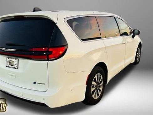 New 2023 Chrysler Pacifica Touring-L image 6