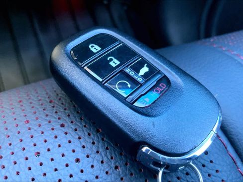 Used 2025 Honda Pilot Black Edition image 15