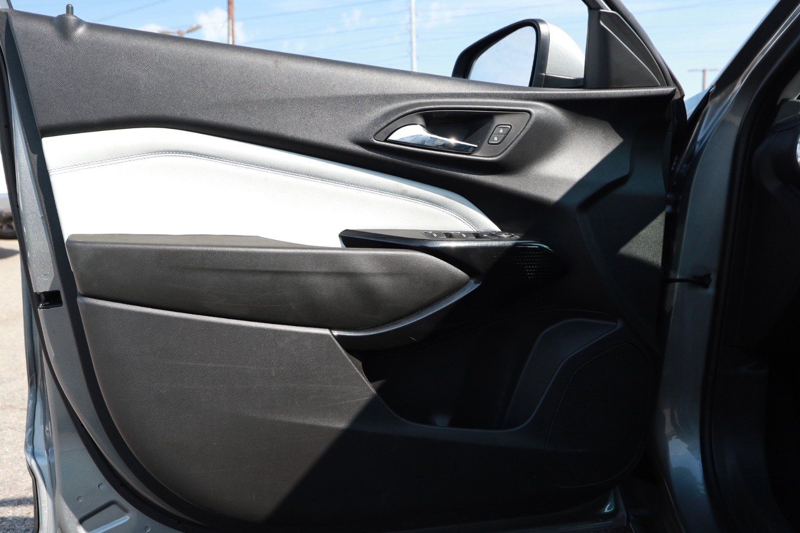 Used 2025 Chevrolet Trax LT w/ LT Convenience Package FWD image 21