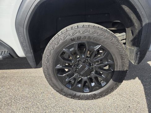 Used 2024 GMC Sierra 2500 AT4 w/ AT4 Premium Plus Package image 8