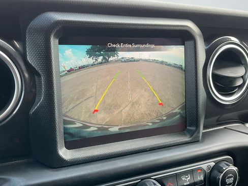 Used 2021 Jeep Wrangler Unlimited Sahara AWD/4WD image 11