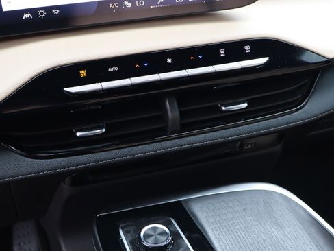 Used 2025 Buick Enclave Preferred FWD image 33