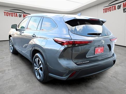 Certified 2025 Toyota Highlander XLE image 3