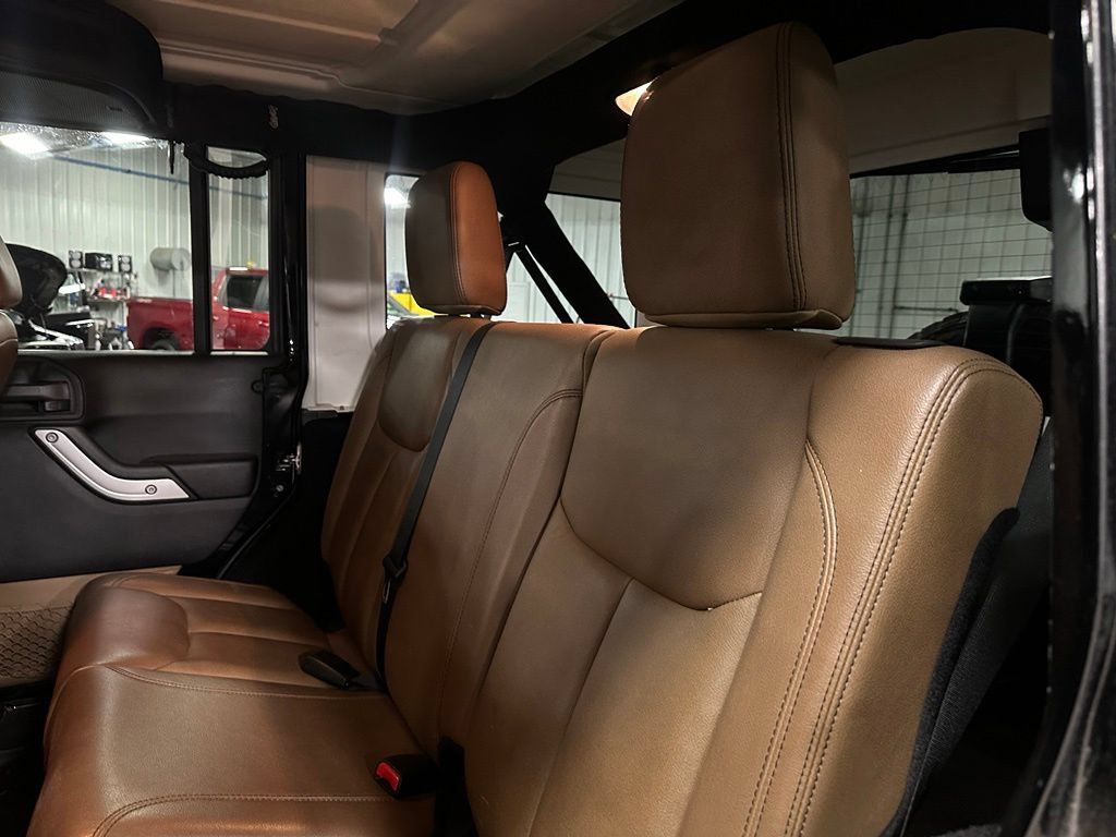 Used 2015 Jeep Wrangler Unlimited Sahara w/ Connectivity Group AWD/4WD image 22