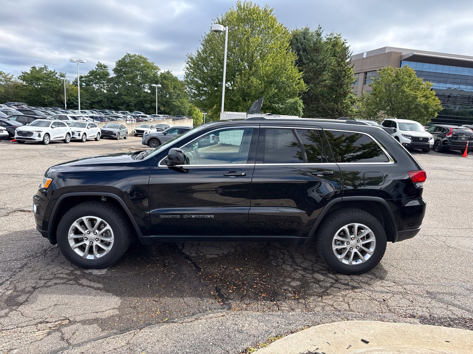 Used 2021 Jeep Grand Cherokee Laredo w/ Security & Convenience Group AWD/4WD image 2