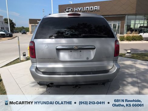Used 2006 Chrysler Town & Country Touring FWD image 12