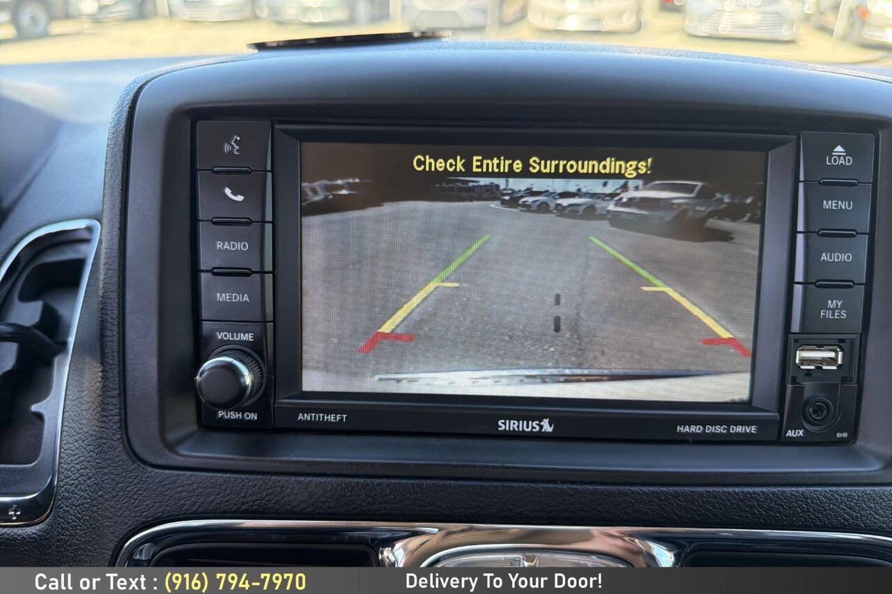 Used 2016 Chrysler Town & Country Touring w/ Driver Convenience Group FWD image 21