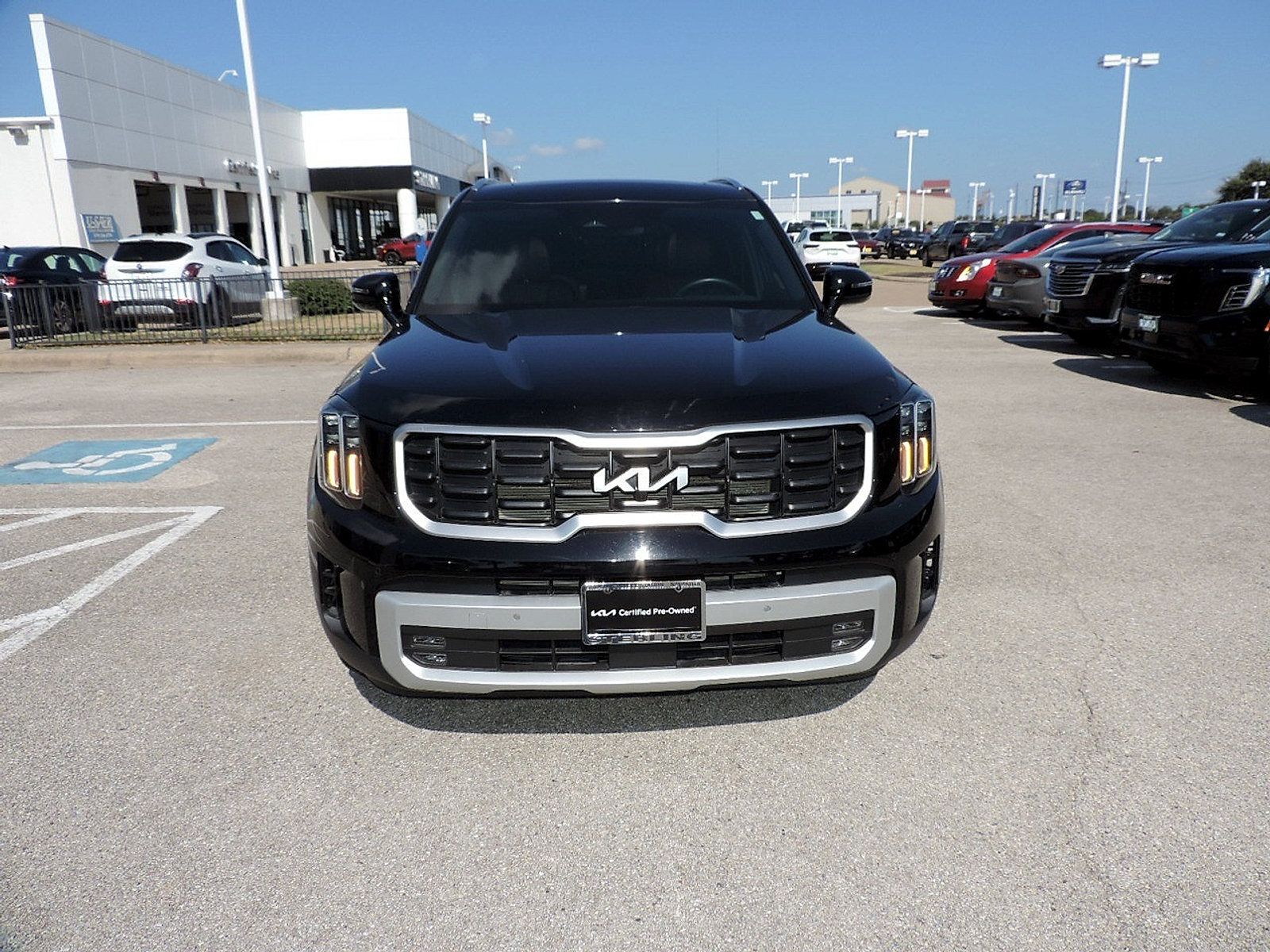 Used 2024 Kia Telluride SX w/ Towing Package FWD image 2