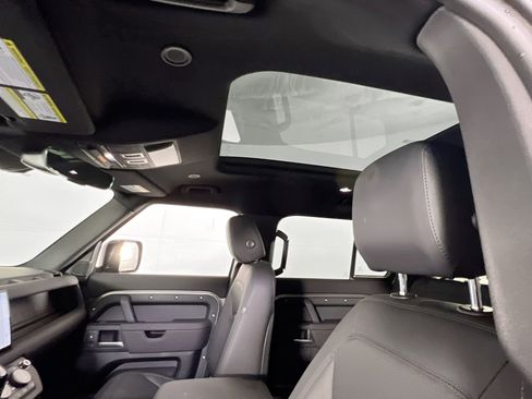 Used 2025 Land Rover Defender 110 X-Dynamic SE image 22