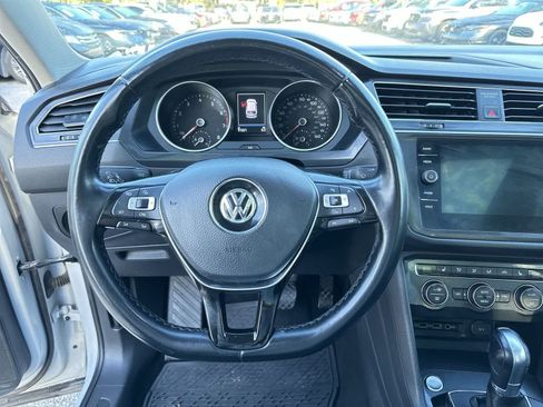 Used 2018 Volkswagen Tiguan SE w/ Panoramic Sunroof Package FWD image 17