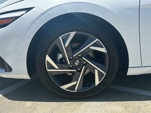 Used 2025 Hyundai Elantra Limited FWD image 7