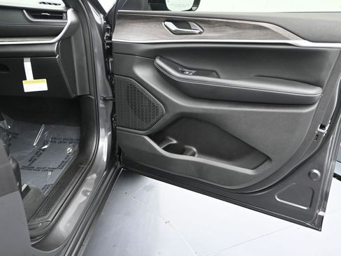 New 2025 Jeep Grand Cherokee L Limited image 32